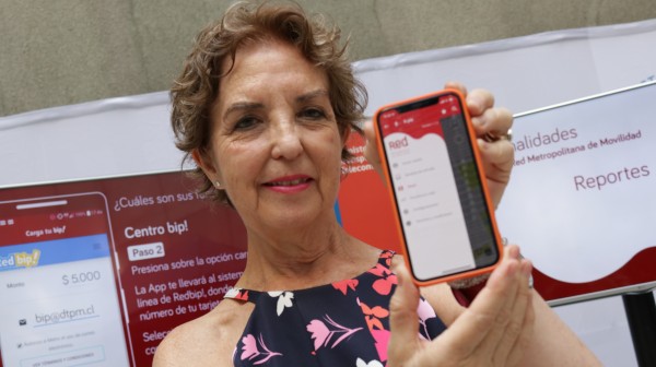 Ministra Gloria Hutt present贸 nueva aplicaci贸n para el transporte p煤blico metropolitano