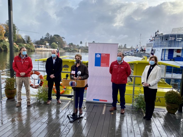 Ministra Hutt entreg贸 positivo balance del transporte p煤blico fluvial en Valdivia: cerca de 3 mil personas ya lo han utilizado